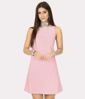 modelo com vestido rosa