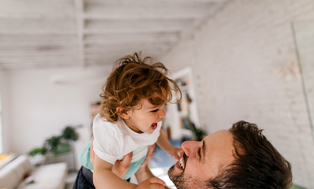pai levantando o filho